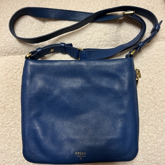 Fossil Handbags - Pre-loved Fossil Preston Royal Blue Pebble Grain Leather Zipper Shoulder Purse